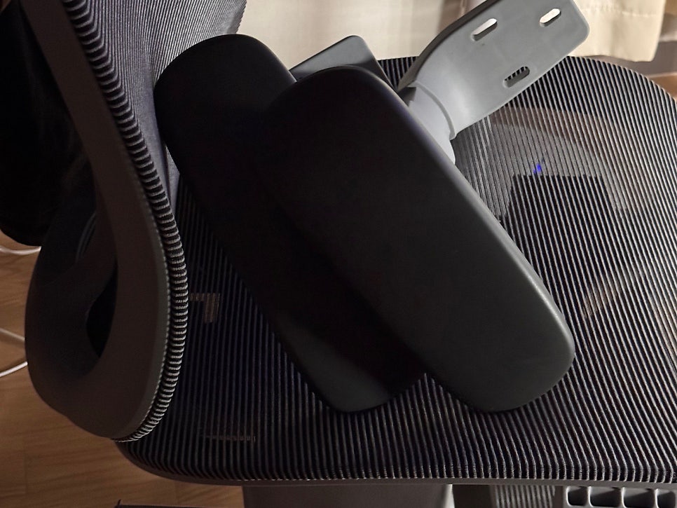 팔걸이가 뽑힌 의자